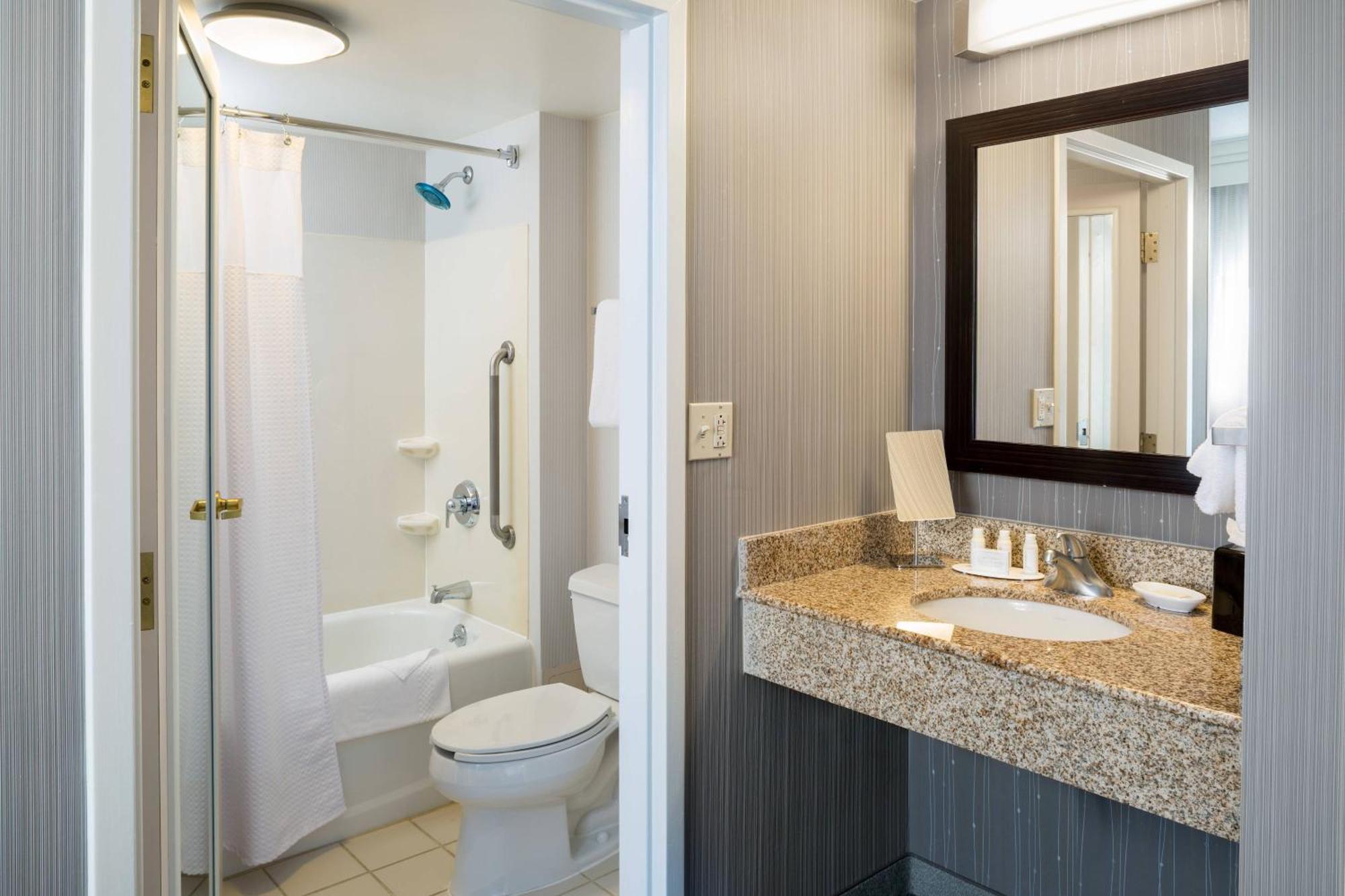 Отель Courtyard Providence Downtown Экстерьер фото
