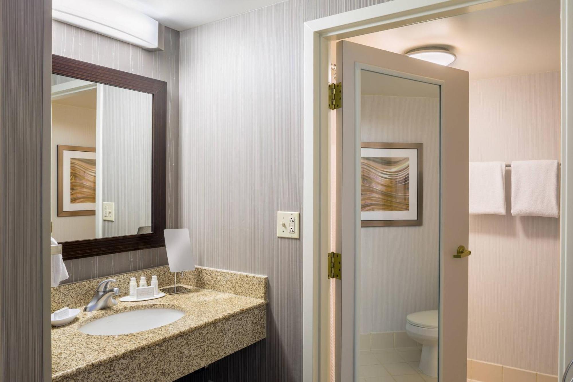 Отель Courtyard Providence Downtown Экстерьер фото
