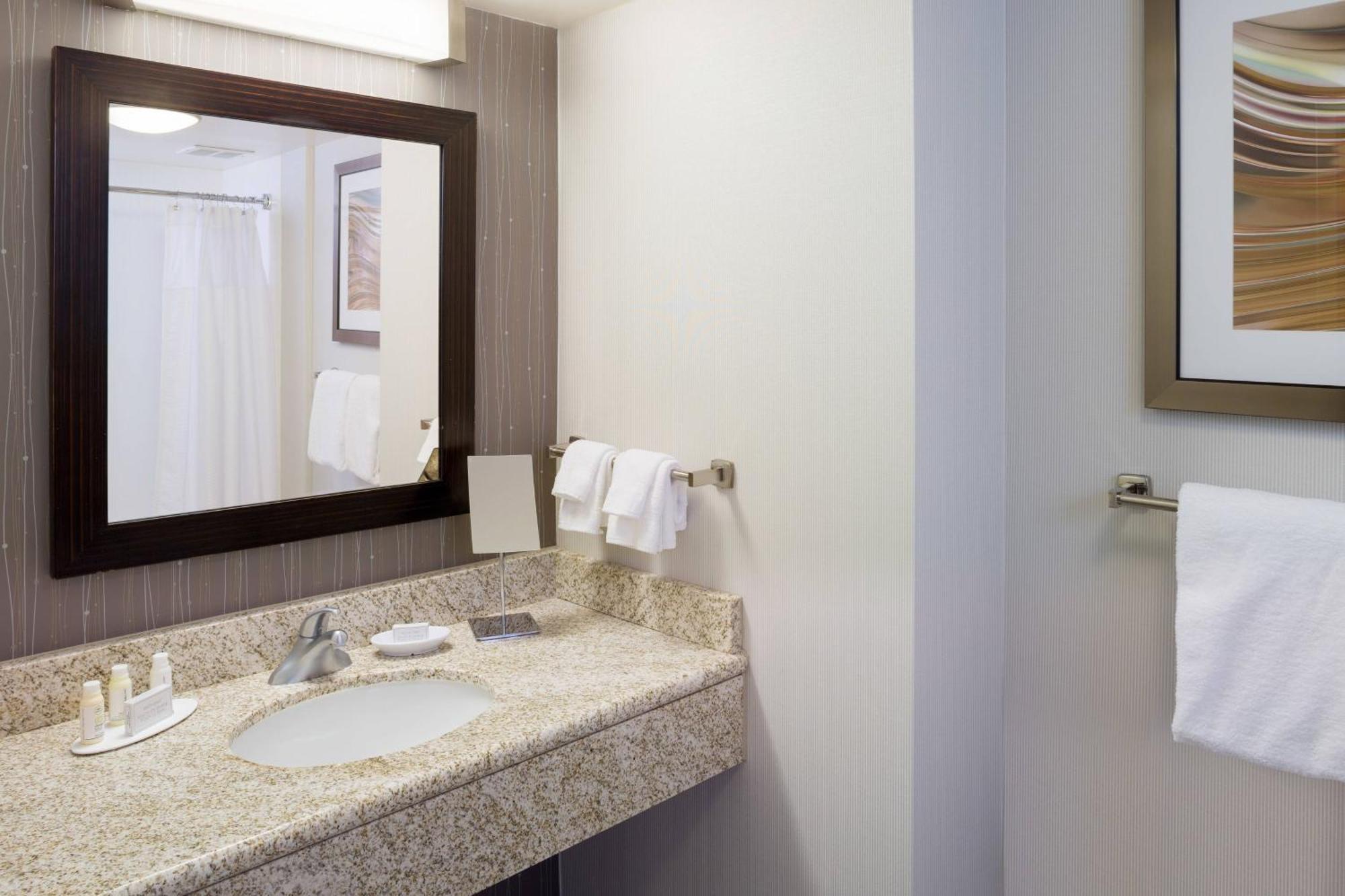 Отель Courtyard Providence Downtown Экстерьер фото