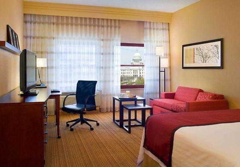 Отель Courtyard Providence Downtown Экстерьер фото