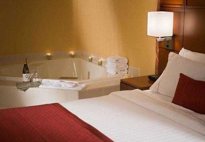 Отель Courtyard Providence Downtown Экстерьер фото