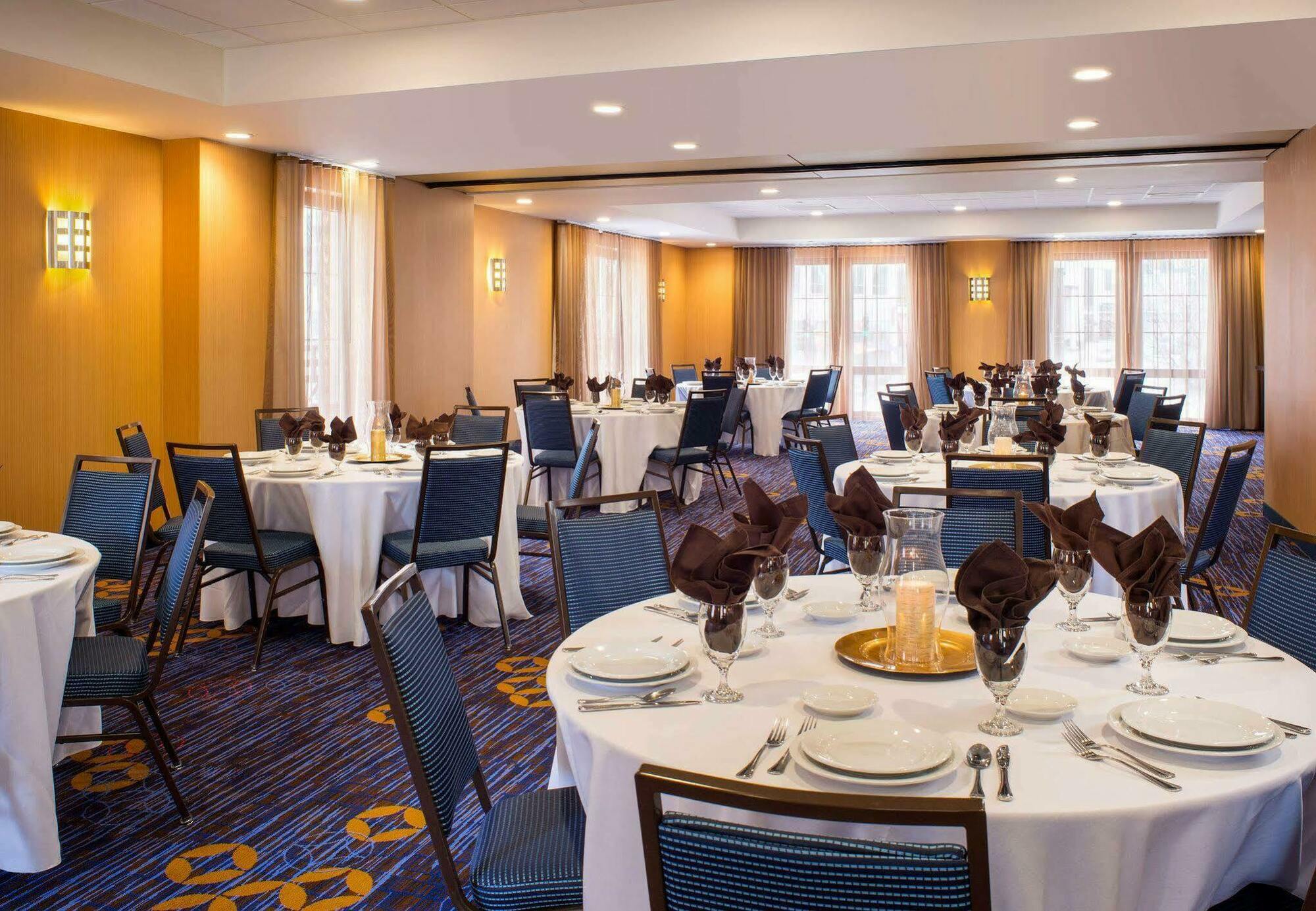 Отель Courtyard Providence Downtown Экстерьер фото